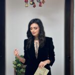 Roshni Chopra Instagram – #JewelBox 💎- a new series featuring endless ways to add sparkle & transform your looks ✨… tell me if you want more of these and what to try next … 

#rostyle #rovive #jewelry #styling #ootd #blackandgold