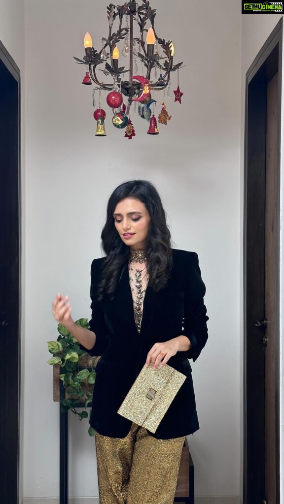 Roshni Chopra Instagram - #JewelBox 💎- a new series featuring endless ways to add sparkle & transform your looks ✨… tell me if you want more of these and what to try next … #rostyle #rovive #jewelry #styling #ootd #blackandgold