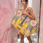 Roshni Chopra Instagram – Big Bag Energy💥 
 @payalsinghal  #2023 
📸 @raah.dhika Jolie’s