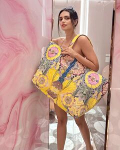 Roshni Chopra Instagram - Big Bag Energy💥 
 @payalsinghal  #2023 
📸 @raah.dhika