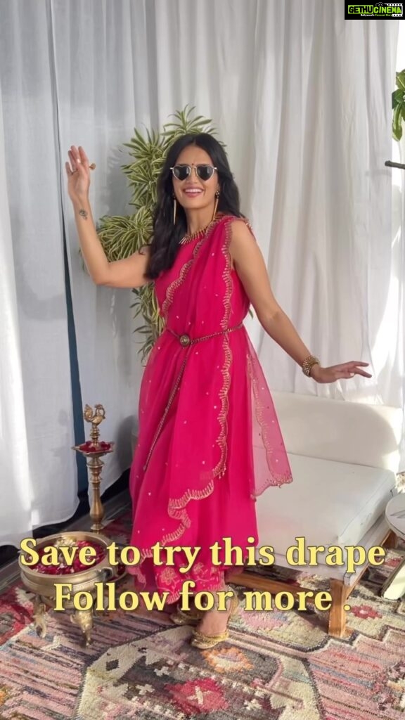 Roshni Chopra Instagram - Save & try this easy toga drape for a Mehendi 💕 Outfit @sureenachowdhri #mehendi #indianwedding #indianlook #draping #dupatta #rostyle #rovive #rowardrobe