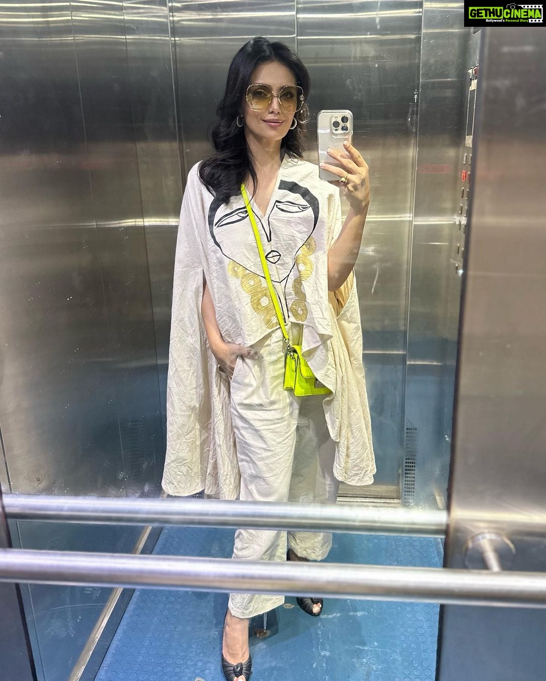 Roshni Chopra Instagram - Walking into Monday like nothing can ever go wrong 🤌🏽✨❤️ Outfit @jhaverimonica