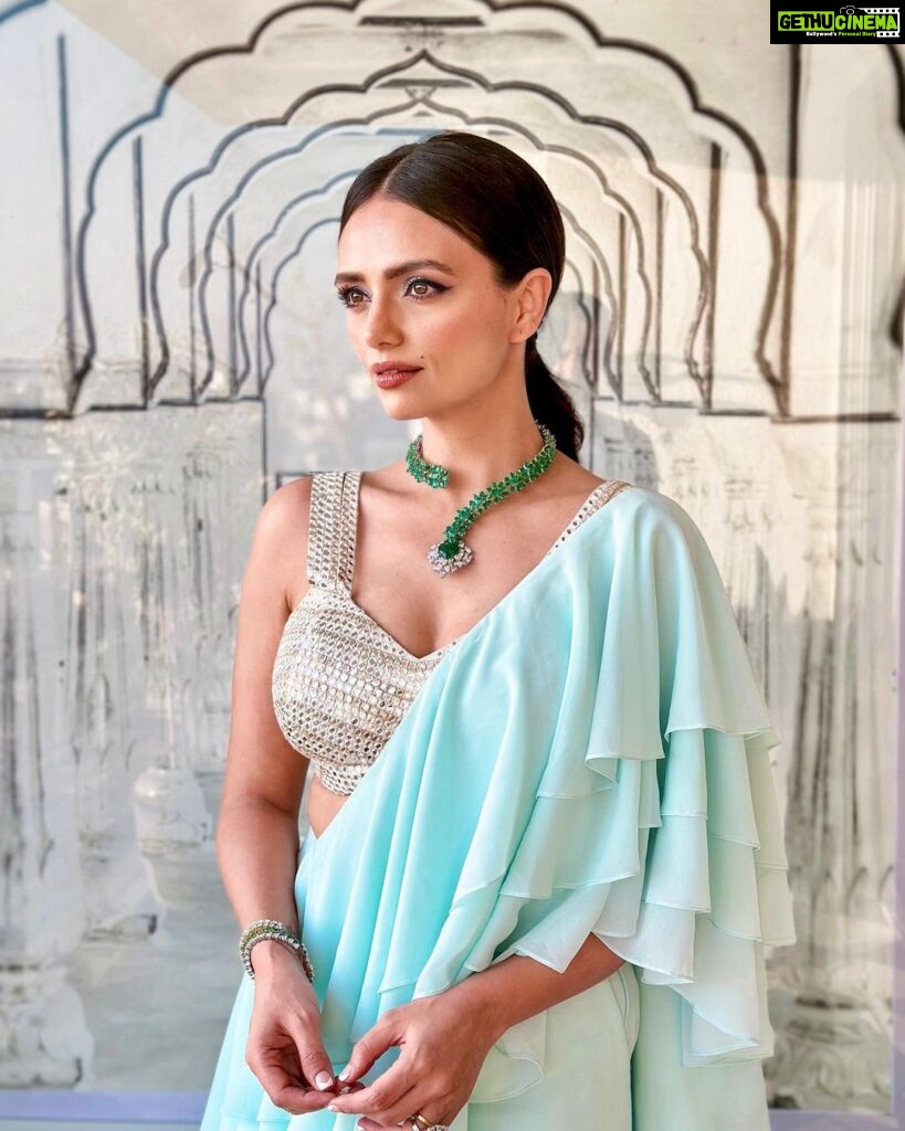 Roshni Chopra Instagram - What a Night ✨🙌in @asalabusandeep for their showcase for the Cancer Patients Aid Association! @cpaaindia - so much heart and what a great effort to raise awareness and funds for cancer relief . Jewelry by @mahesh_notandass @vandalsworld_unofficial #rostyle #sari #abujanisandeepkhosla #asal #jewelbox #jewelry #ootd #sorced