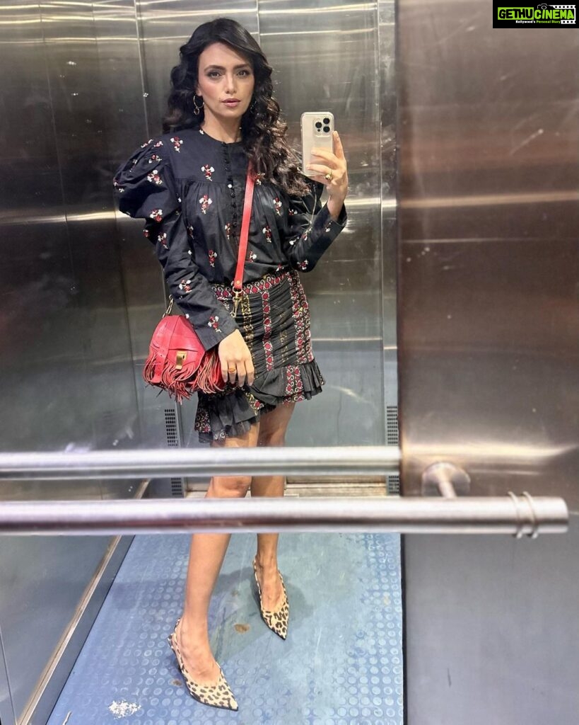 Roshni Chopra Instagram - Are mirror selfies the new age bookmarks? A favourite page captured through your own lens , a moment of truth waiting to be revisited by its own narrator 💕