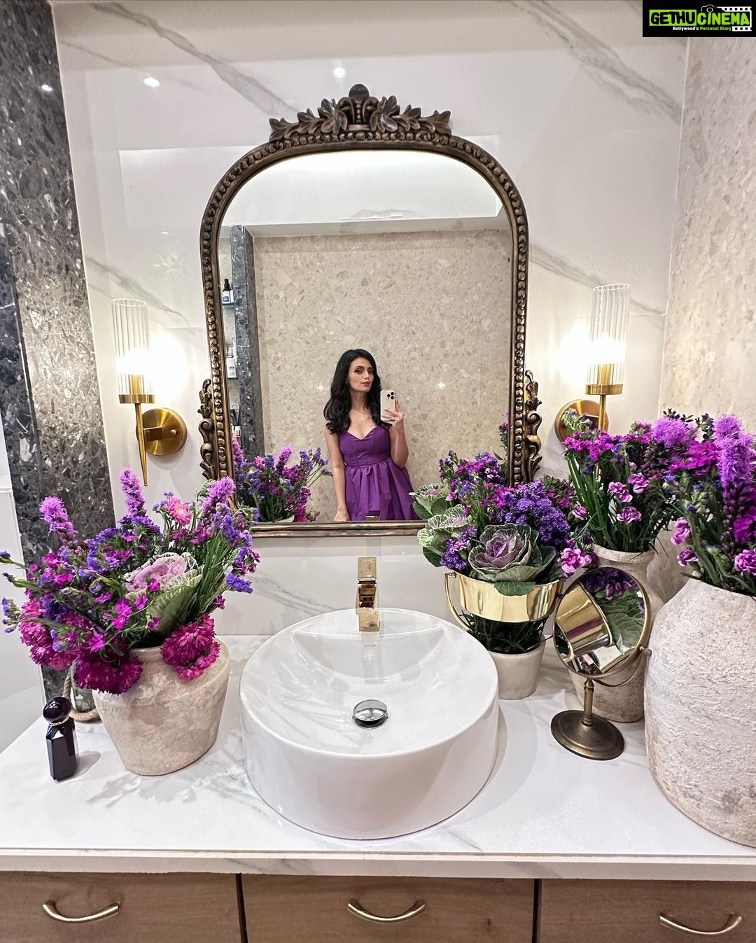 Roshni Chopra Instagram - Are mirror selfies the new age bookmarks? A favourite page captured through your own lens , a moment of truth waiting to be revisited by its own narrator 💕