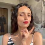 Roshni Chopra Instagram – SAVE TO TRY 💋- it’s the 889 ruby new powder kiss velvet blur slim stick by @maccosmeticsindia #notsponsored ✌️ (also I have no other makeup on and no filter & shot this in natural light so you can see what it truly looks like ) 
#robeautywednesday #robeauty #redlips #maccosmetics #lipstick #beauty