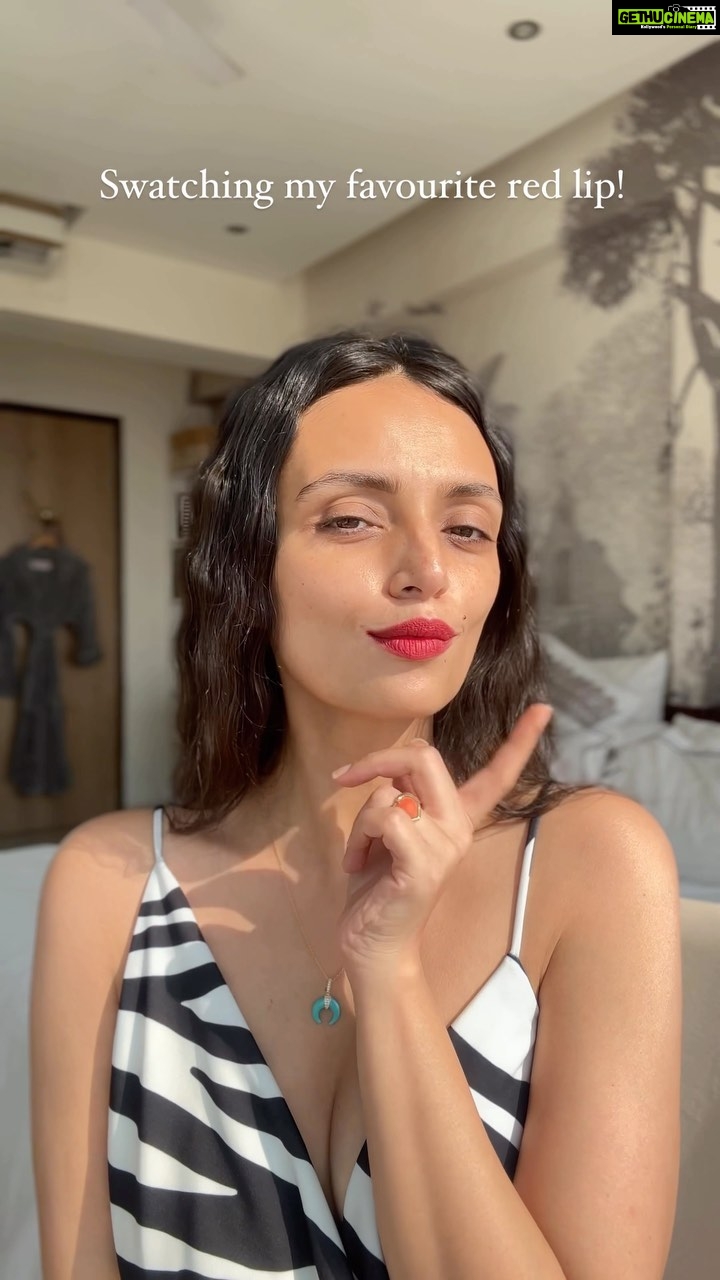 Roshni Chopra Instagram - SAVE TO TRY ๐- itโs the 889 ruby new powder kiss velvet blur slim stick by @maccosmeticsindia #notsponsored โ๏ธ (also I have no other makeup on and no filter & shot this in natural light so you can see what it truly looks like ) #robeautywednesday #robeauty #redlips #maccosmetics #lipstick #beauty
