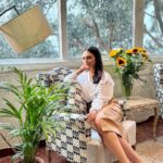 Roshni Chopra Instagram – #rohomemakeover ft @saritahanda ✨ a luxurious transformation to old furniture using textured neutral and monochromatic fabrics and accents by Sarita Handa . 

#rohome #interiordesign #interiorstyling #neutraldecor #mumbaihomes #upholstery #upcycling #decor collab thanks @pr.richagupta