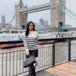 Roshni Chopra Instagram – What’s better the outfit or the view ? ! One of the best spots to shoot #towerbridge is 📍Girl with a dolphin (bookmark it incase you’re visiting soon – some clichés are worth it 😍) 
📸 @chrisjdalton @chrisjdalton.shoots 

#london #londonphotography #londonstyle #roonthego #travelgram