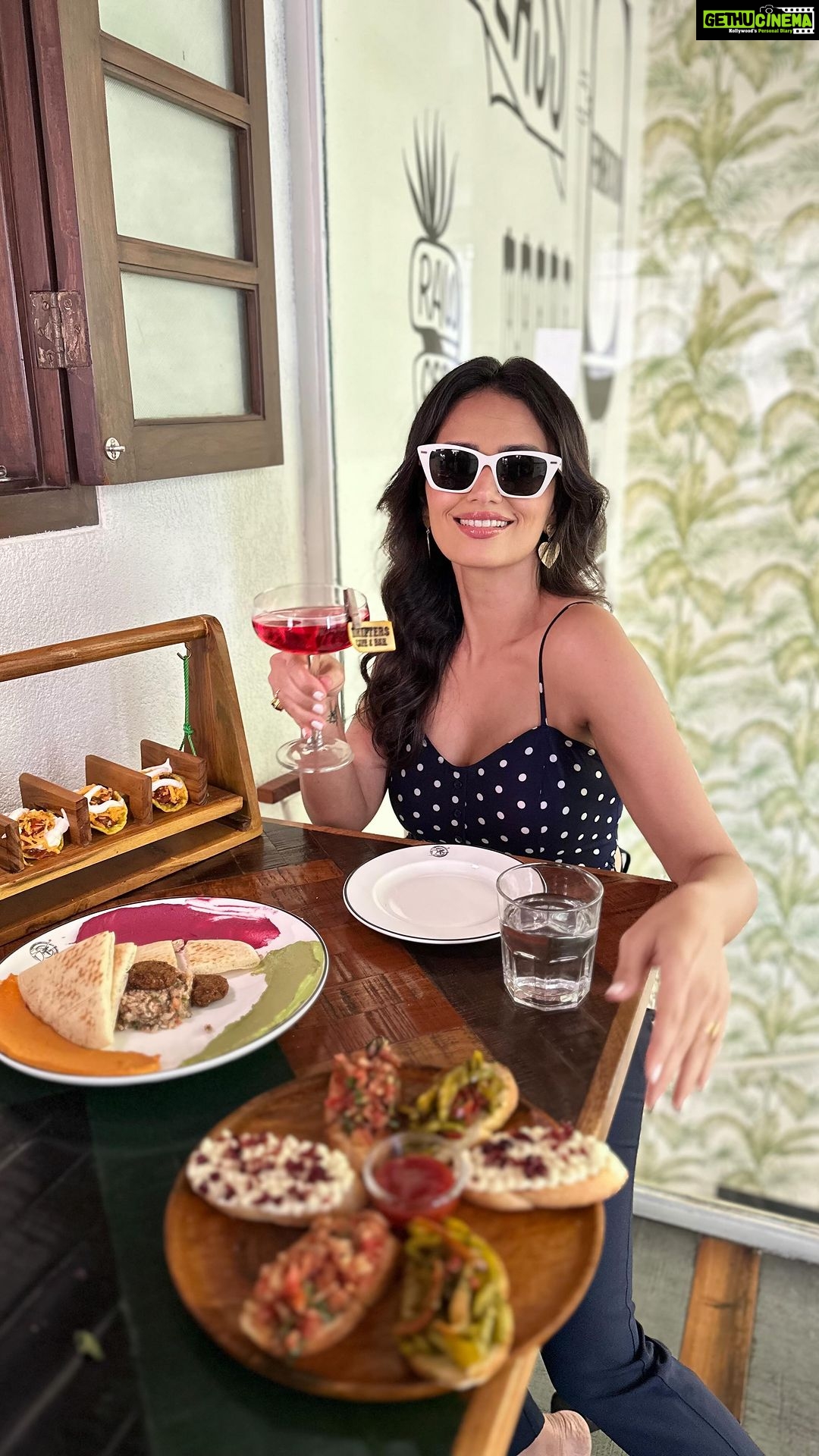 Roshni Chopra Instagram - Ad | An excellent treat: Flat 50% off your dining bill during the Swiggy Dineout Great Indian Restaurant Festival. You can also avail an up to an extra 15% off using @hdfcbank credit cards! No membership is required! Book your deal on the Swiggy app now! @drifterscafeandbar.bandra #SwiggyDineoutGIRF @dineout_India