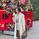 Roshni Chopra Instagram - Caption this? 🤎 #londonstreetstyle #winterstyle #winterlayers #rostyle Little Venice Canalside