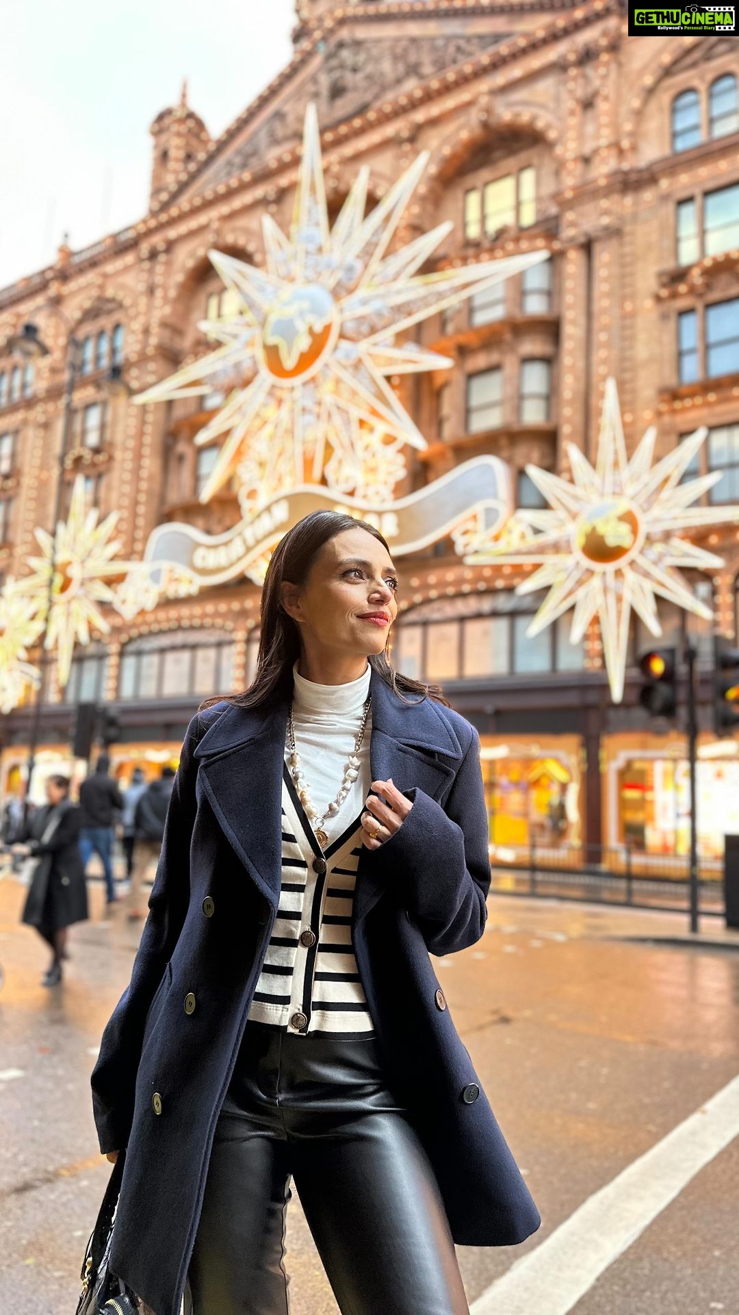 Roshni Chopra Instagram - Tis the season & the @dior Christmas display @harrods is a whole mood π«πβ£οΈ Wearing- Pants @nakdfashion Striped cardi @massimodutti Boots @ragandbone Coat (borrowed from the boy) #londonchristmas #londonlights #harrods #christmas #streetstyle #rostyle Harrods