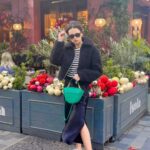 Roshni Chopra Instagram - When she says ‘I’m only going window shopping ‘ 🤷🏽‍♀️😂🫶 Jacket - @weekdayofficial Skirt & top - @arketofficial Sunnies vintage @rayban #londonstyle #streetstyle #winterstyle #vacay #londonfashion