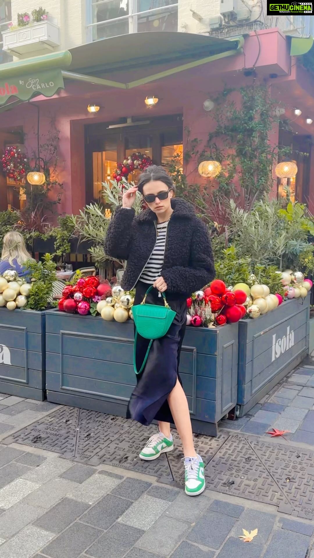 Roshni Chopra Instagram - When she says ‘I’m only going window shopping ‘ 🤷🏽♀️😂🫶 Jacket - @weekdayofficial Skirt & top - @arketofficial Sunnies vintage @rayban #londonstyle #streetstyle #winterstyle #vacay #londonfashion