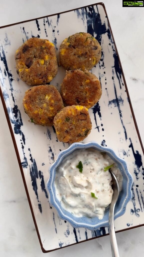 Roshni Chopra Instagram - #RoRecipes - Quinoa Corn Cutlets 🌶️ (Must Try!) Boil Qionoa in water for 5 mins till fully cooked (1 cup quinoa in 2 cups water ) Boil 2 Potatoes & half a corn cob Sauté mushrooms in butter with ginger and green chilli (add salt and pepper to this . Roast 4 tbsp gram flour (besan ) and keep aside Mix all the above ingredients well - add salt pepper and chat masala(optional) to taste . Pan dry in olive oil till brown. Pair with hung curd dip (I have this in my recipe highlights) or any sauce of your choice . Enjoy this protein packed healthy and yummy recipe . #easyrecipes #quinoa #snacks