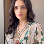 Roshni Chopra Instagram - Which one? Temple Jewelry or jadau ? Tell me 👇both sets are from @karishma.joolry #indianbride #indianwedding #weddingjewellery #jadaujewellery #templejewellery