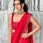 Roshni Chopra Instagram - POV - you’re a mom and multitasking is your middle name! Thank you for the makeup @aafreenmakeupandhair ❤️✨ Wearing @mishruofficial #rostyle #makeup #sari #indianweddingwear #makeover #momlife