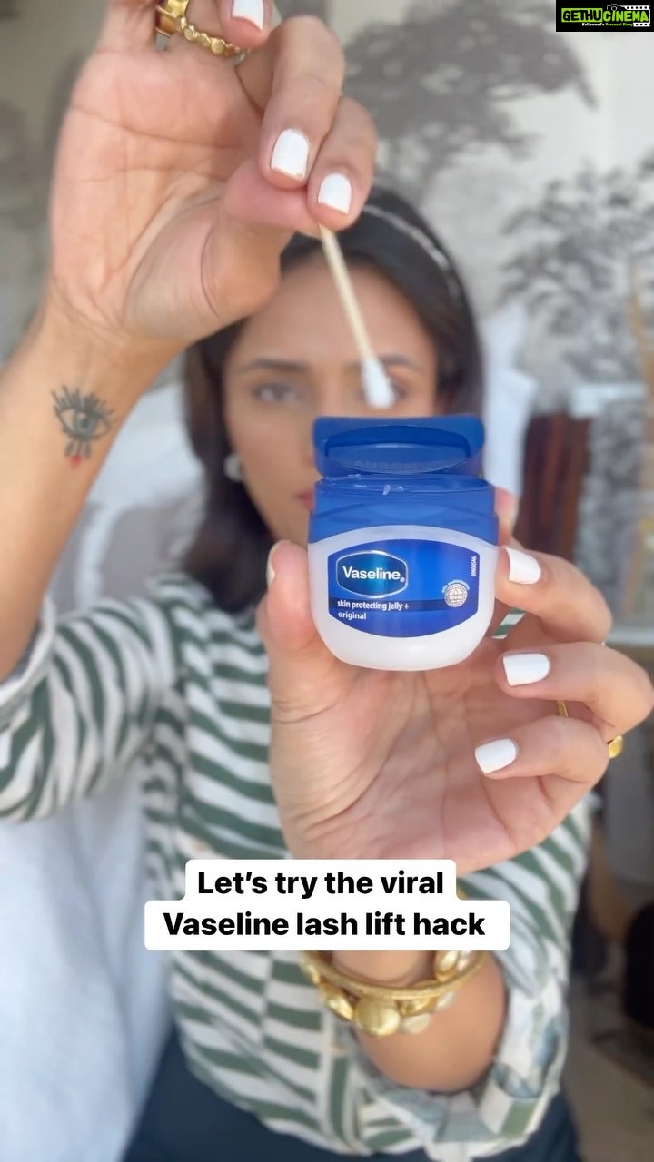 Roshni Chopra Instagram - Vaseline #beautyhack alert š canāt get over how this instantly opens up the eyes & can be worn as a natural no makeup look ! Try it ? Ps the trick is to use less Vaseline- you donāt need too much ! #robeauty #robeautywednesday #vaseline #beautytips #lashlift