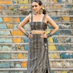 Roshni Chopra Instagram - Caption this ? 🖤✨ in @payalsinghal #indiandesigners #blackandgold #rostyle #indianwear