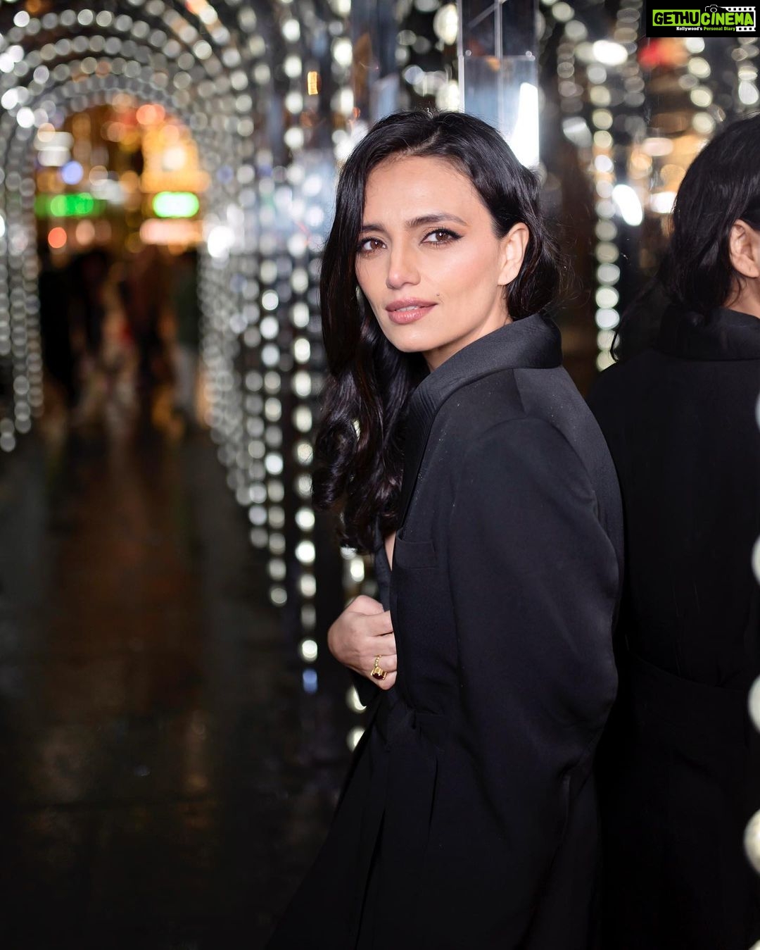 Roshni Chopra Instagram - Shine bright like a diamond ✨✨✨ in @puneetkapoorlabel shot by my friend, the very talented @chrisjdalton @chrisjdalton.shoots Covent Garden,London