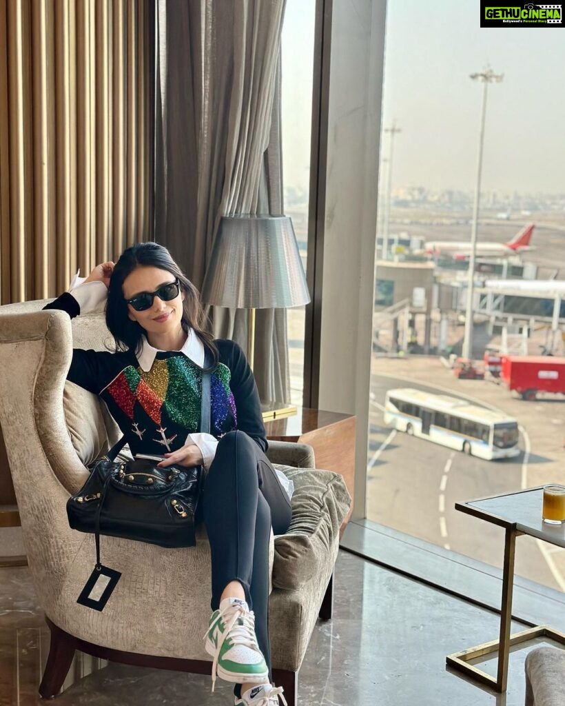 Roshni Chopra Instagram - It’s a plane love story - she smiles for miles ✈️❤️✨🎈🫶🧿 Sweatshirt @shahinmannan Chatrapati Shivaji International Airport