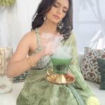 Roshni Chopra Instagram - 11.11.22 Make a wish ✨ Wearing @ishaguptatayal #sari #rostyle #roislight
