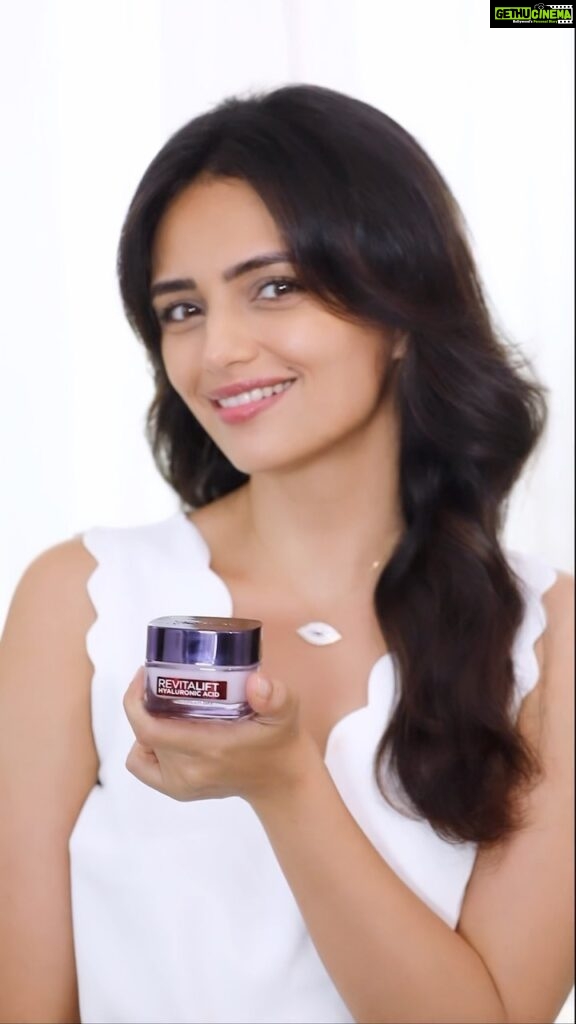 Roshni Chopra Instagram - #Ad If you haven’t already this is your sign to add Hyaluronic Acid 💦 to your skincare routine 🪞 , it really works to give the skin a hydrated and youthful look & I’m pretty addicted. I been using the L’Oréal Paris Hyaluronic Acid Cream. It has a lightweight and non-sticky texture that absorbs quickly into the skin leaving it instantly hydrated. It also replumps the skin and helps fight first signs of aging. @lorealparis #ScienceOfHyaluron #PowerofHACream #LorealParisIndia