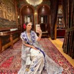 Roshni Chopra Instagram – Alice fell down the rabbit hole into the magical maximal world of @sabyasachiofficial tonight 🥀✨the new mumbai store is surreal, fills your senses and leaves you with a longing to return ! What a night , what a party , what a world 🤌🏽

Wore my @toraniofficial tonight & my grandmothers vintage jewels . 

#sabyasachi #sabyasachimumbai