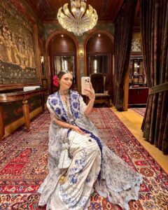 Roshni Chopra Instagram - Alice fell down the rabbit hole into the magical maximal world of @sabyasachiofficial tonight 🥀✨the new mumbai store is surreal, fills your senses and leaves you with a longing to return ! What a night , what a party , what a world 🤌🏽

Wore my @toraniofficial tonight & my grandmothers vintage jewels . 

#sabyasachi #sabyasachimumbai