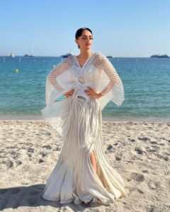 Roshni Chopra Instagram - She’s a sea shell 🐚 in a sea of sequins✨

In @vaishalisstudio 
Hmu @dessangeparis 
Shoes @newbalance 
@festivaldecannes 

#cannes #indiandesigners #rostyle #rovive
