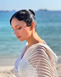 Roshni Chopra Instagram - She’s a sea shell 🐚 in a sea of sequins✨

In @vaishalisstudio 
Hmu @dessangeparis 
Shoes @newbalance 
@festivaldecannes 

#cannes #indiandesigners #rostyle #rovive