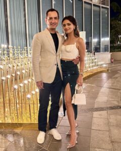 Roshni Chopra Instagram - Broadway in the Bay 🎵❤️✨ This is us at the opening night of The Sound of Music Musical at @nmacc.india - what an incredible venue I’m still pinching myself to believe this exists in mumbai ! And to witness an iconic broadway musical in my own city (my absolute favourite part was the live orchestra 🎻🎹🎷) the heart is full of Joy ! 

#TheSoundOfMusicAtNMACC
#NitaMukeshAmbaniCulturalCentre
#TheSoundOfMusicGlobalTour