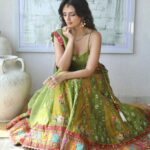 Roshni Chopra Instagram – Tu jhoom 💚✨ wearing this gorgeous lehenga from @vasansi_jaipur a brand I discovered on Instagram for their amazing organic fabrics , skin friendly dyes and handcrafted ensembles. 

Heads up – their online Annual sale on Vasansi.com – go check them out now ✨🙌

#ad #lehenga #rovive #indiandesigners #indianwedding