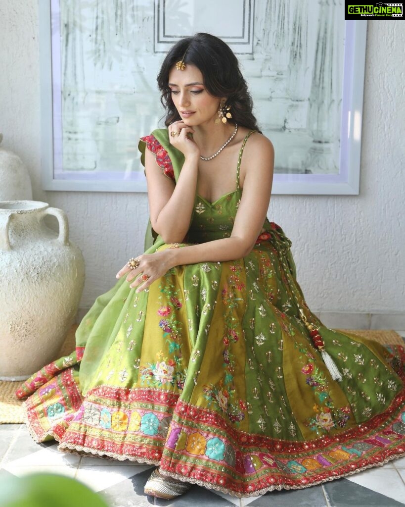 Roshni Chopra Instagram - Tu jhoom 💚✨ wearing this gorgeous lehenga from @vasansi_jaipur a brand I discovered on Instagram for their amazing organic fabrics , skin friendly dyes and handcrafted ensembles. Heads up - their online Annual sale on Vasansi.com - go check them out now ✨🙌 #ad #lehenga #rovive #indiandesigners #indianwedding