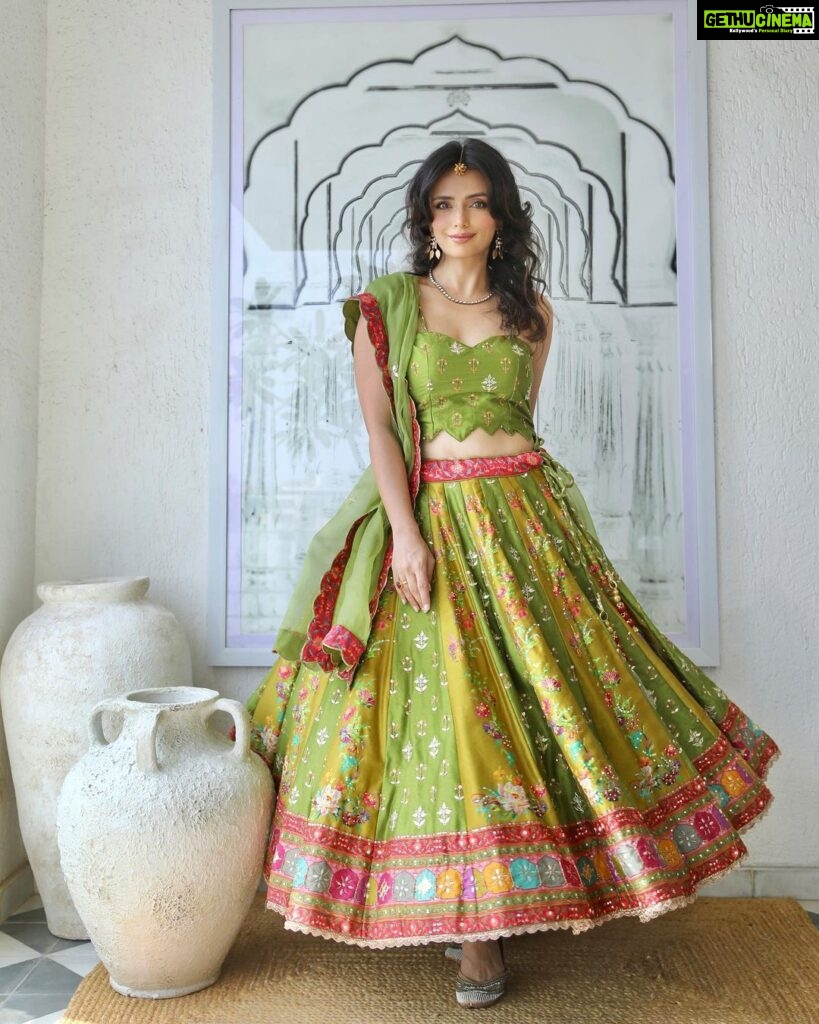 Roshni Chopra Instagram - Tu jhoom 💚✨ wearing this gorgeous lehenga from @vasansi_jaipur a brand I discovered on Instagram for their amazing organic fabrics , skin friendly dyes and handcrafted ensembles. Heads up - their online Annual sale on Vasansi.com - go check them out now ✨🙌 #ad #lehenga #rovive #indiandesigners #indianwedding