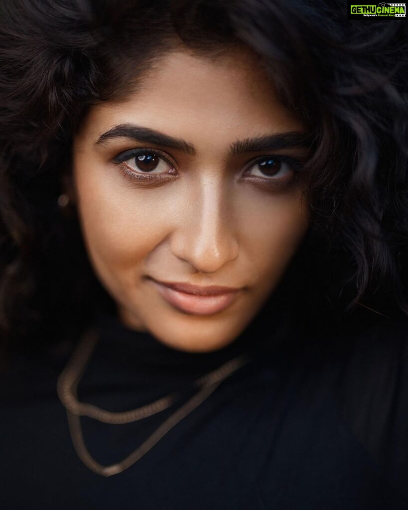 Roshni Prakash Instagram - Fluent in brown eyes. 🕸️