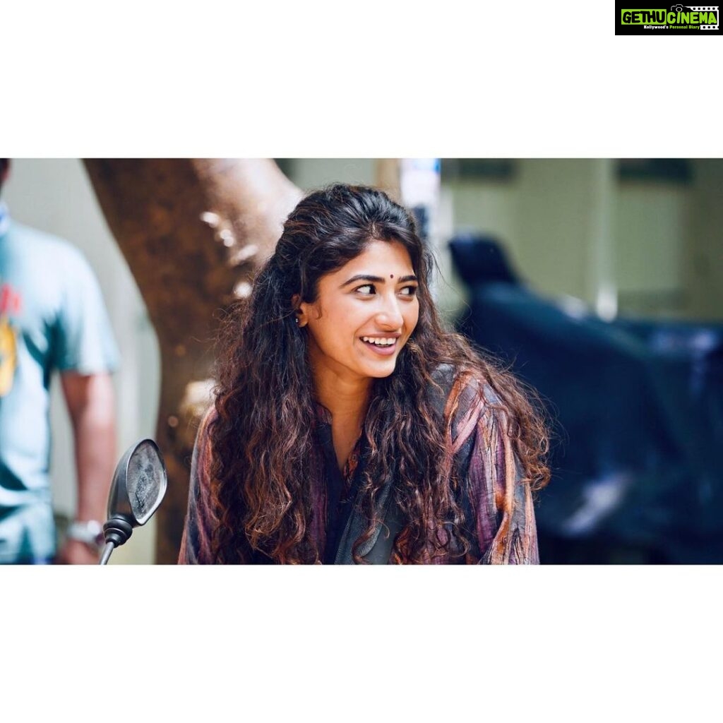 Roshni Prakash Instagram - MEERA 🌺 Along with having Appu sir on board, another very strong reason for me to do LuckyMan was the way Meera feels, her dreams, her world and the emotions she goes through. It’s been a blessing. The memories made will be cherished for a very long time. #LuckyMan playing at the theatres near you.Waiting to hear your review. ✨