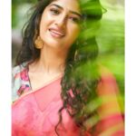 Roshni Prakash Instagram - ✨✨✨ LUCKY MAN out on September 9th. Styling : @_incandescento_ ❤️ Saree : @bhargavikunam ❤️ P.C : @chandu.n534 ❤️ This one was super special as all my friends were equally involved to get me decked up. @amrutha_iyengar @thesharmitha_official @chaithra.j.achar @jyotikha I love you my girls. 💋 Bangalore, India