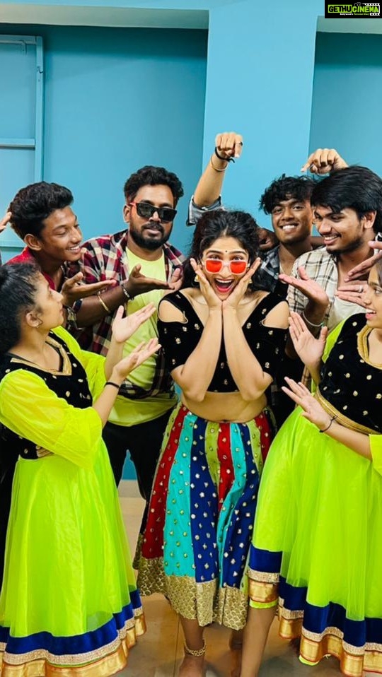 Roshni Prakash Instagram - Iām ready, Reddy garu.šš» Got out of my comfort zone, to feel my most comfortable self. ⨠Thank you @raju.rba master for pushing me and making me do this. And @gagan_5511_ for recording and editing it so well. Special mention to all The girls and boys from @rockbreakersdanceacademy__rba . You guys are absolute treat to work with. It's not a joke to match your crazy energy levels. Love! š
ā¤ļø #rarareddyiamready