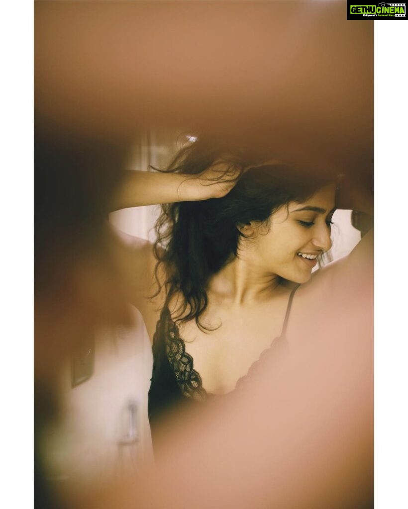 Roshni Prakash Instagram - Happiness is an inside job. 🖤 P.C : @arunprasath_photography Chennai, India