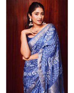 Roshni Prakash Instagram - Finding a new me, one saree at a time. 💋

#prereleaseevent #luckyman

Makeup and Hair : @shiksha7777 ❤️
P.C : @chandu.n534 ❤️