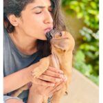 Roshni Prakash Instagram - Sloppy kisses run in our family. #obibaby 🐾