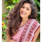 Roshni Prakash Instagram - Enjoying life as it is. ✨ P.S : Thank you cutie @jyothiprakash_vn for this 20 year old saree and the picture. 😚 Mysore, Karnataka