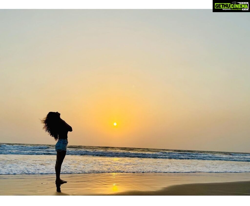 Roshni Prakash Instagram - Beach therapy 🤎