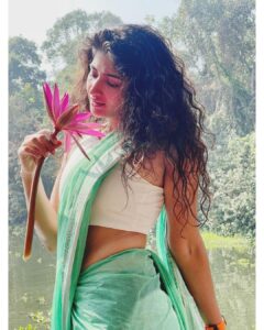 Roshni Prakash Instagram - Alexa, play “Nenjinile Nenjinile.” 🌴
