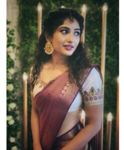 Roshni Prakash Instagram - Jimikki kammal ✨