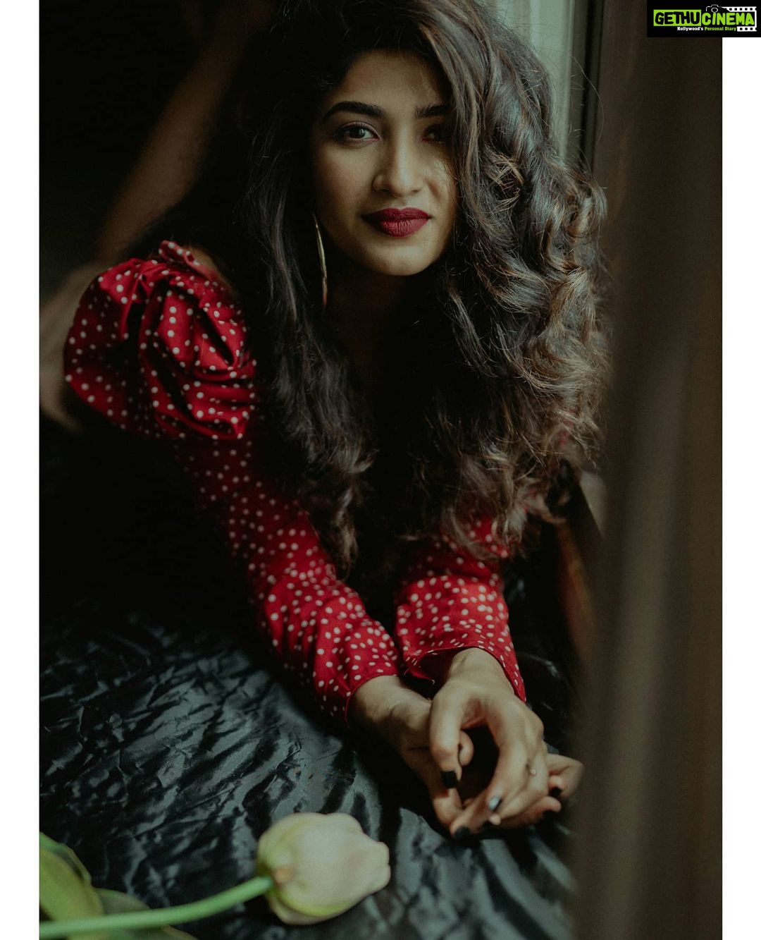 Roshni Prakash Instagram - Heart of the rose. ✨ MUH : @anushalimakeup ❤️😘 P.C : @ganeshphotography1 🤗