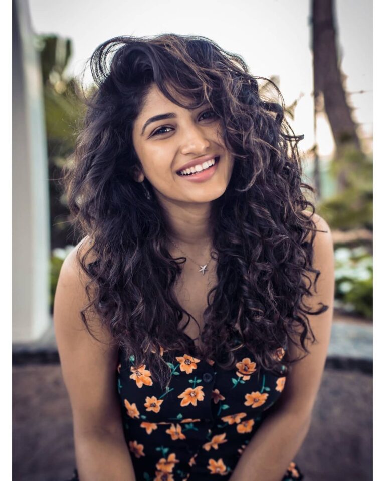 Roshni Prakash Instagram - Smiling state of mind. 🐩 ✨ . Memories from the impromptu shoot I did an year back with the dearest @framebaba . 😇