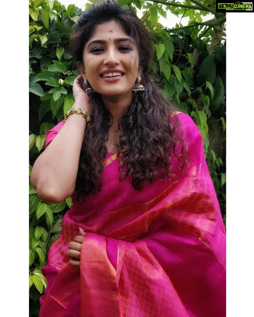 Roshni Prakash Instagram - It's been little tough to get used to the sudden change in this lifestyle. And yet here we are doing our best for the need of the hour. The bright side of it being we get to spend time by ourselves and also finding new ways to be productive :) . . . I feel festival just increased the notch up. Finding the ಬೆಲ್ಲಾ in all this ಬೇವು situation. . . Happy Ugadi ❤️✨ #stayhomestaysafe Mysore, Karnataka