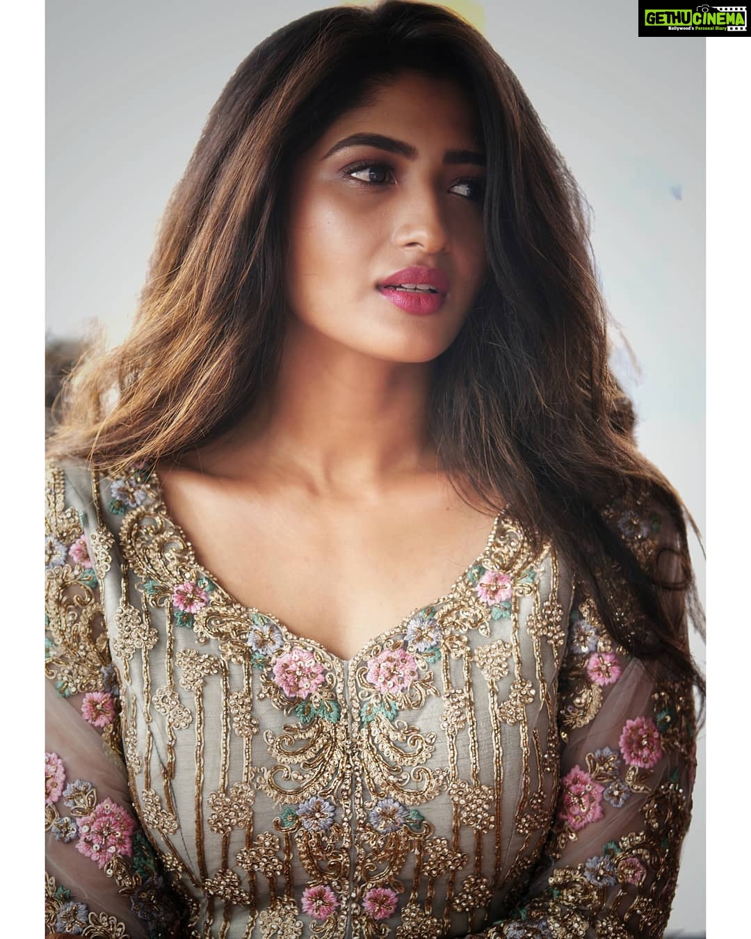 Roshni Prakash Instagram - Posing kinda state of mind. P.C : @chandu.n534 ❤️ Styling : @jyotikha ❤️ Outfit : @dazzles_studio ❤️ MUH : @hair_and_makeup_by_bharathi ❤️